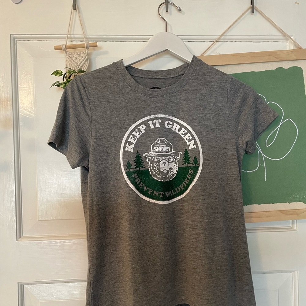 Smokey t-shirt gray white and green